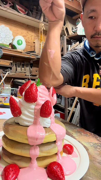 木製のパンケーキ・パウダーで仕上げ