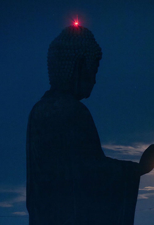 牛久大仏の手から満月