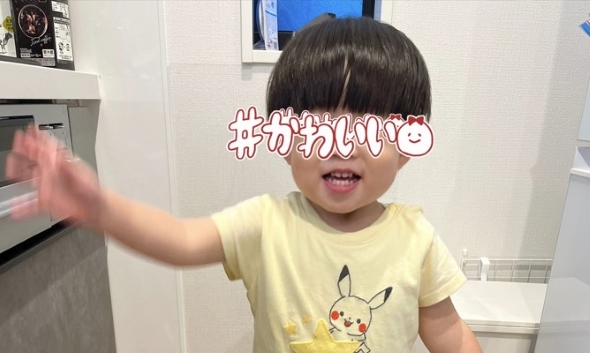 キッチンスケールに乗る子ども
