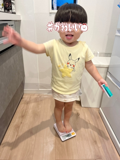 キッチンスケールに乗る子ども