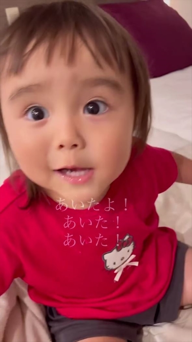 お話をする女の子