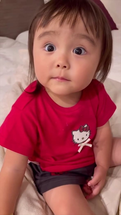 お話をする女の子