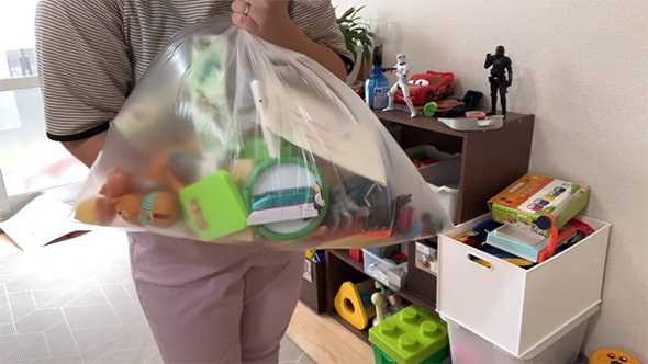 おもちゃが入ったゴミ袋