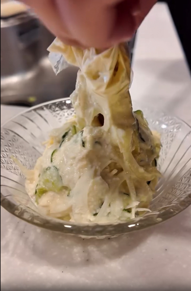 ポリ袋の中身をお皿に盛り付け