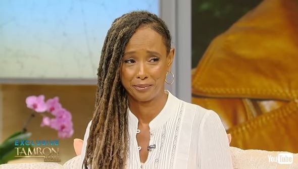 流産を公表して涙ぐむトリナ・マクギーさん