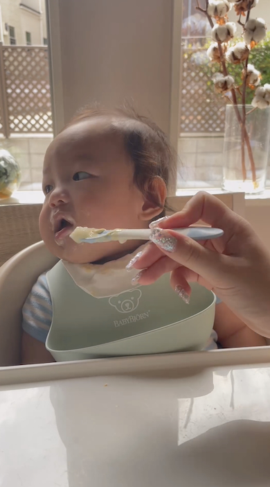 スプーンから顔をそむける