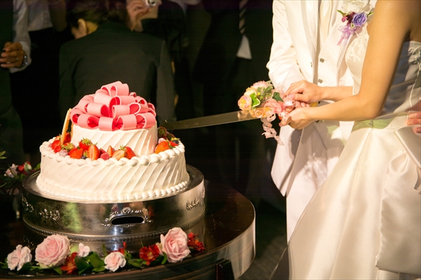 結婚式のケーキ入刀