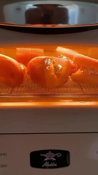 アルミホイルを詰めたパンを焼く