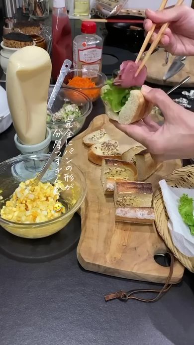 大きく開いたパンに具材を詰めていく