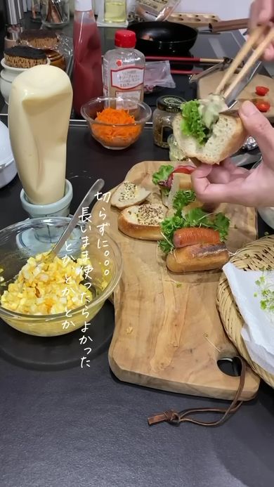 大きく開いたパンに具材を詰めていく