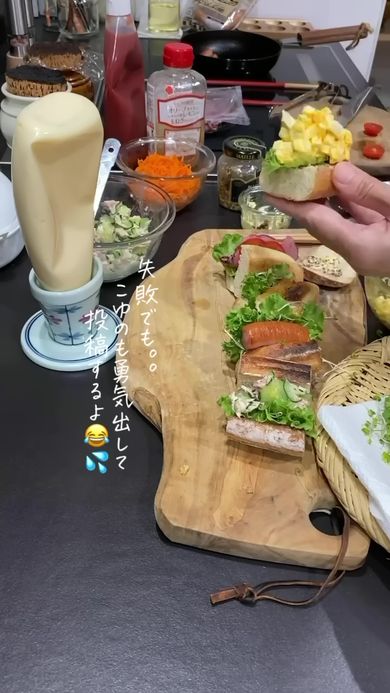 大きく開いたパンに具材を詰めていく