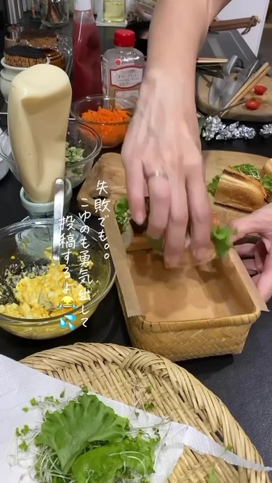 弁当箱にサンドイッチを詰めていく