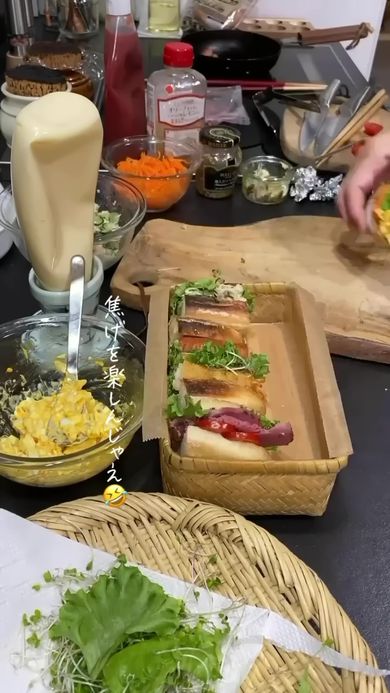 弁当箱にサンドイッチを詰めていく