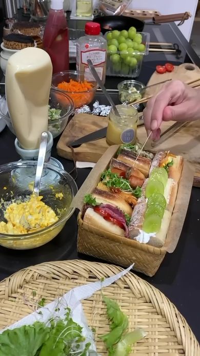 ランチボックスに詰め込まれたサンドイッチ弁当