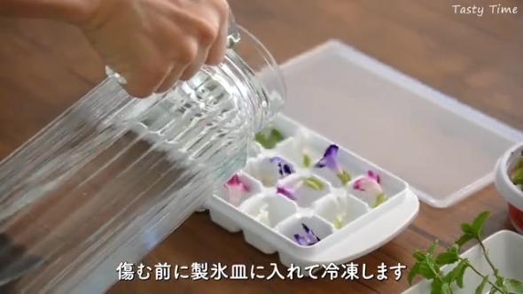 製氷皿に水を注ぐ画像