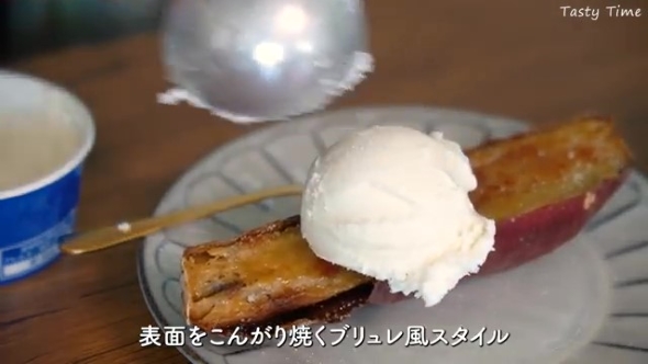 表面を焼いた焼き芋の画像