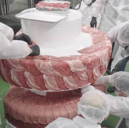 ギネス世界記録「最大の生肉ケーキ」