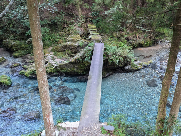 川 透明度が高すぎ 水が無いように見える 岐阜県山県市 神崎川 支流