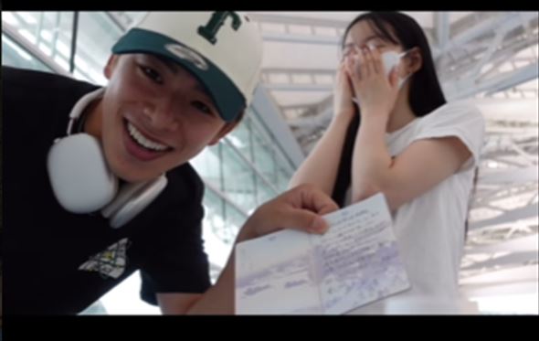 パスポートに書いた手紙を見せる場面