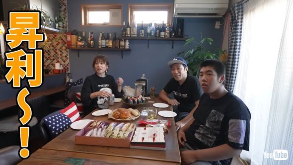 まだ佐賀にいると思っている祖母に呼びかけられ驚くはなわの三男