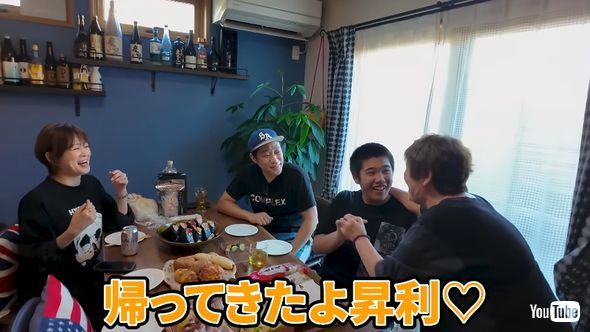 祖母と久しぶりに対面し、笑顔になるはなわの三男