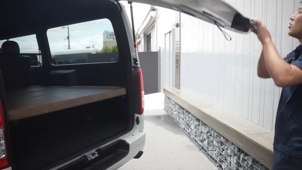 カスタムハイエースのバックドアの開閉が楽になるアシストグリップ