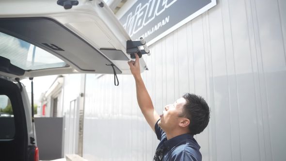 しっかり固定されているカスタムハイエースのバックドアのアシストグリップ