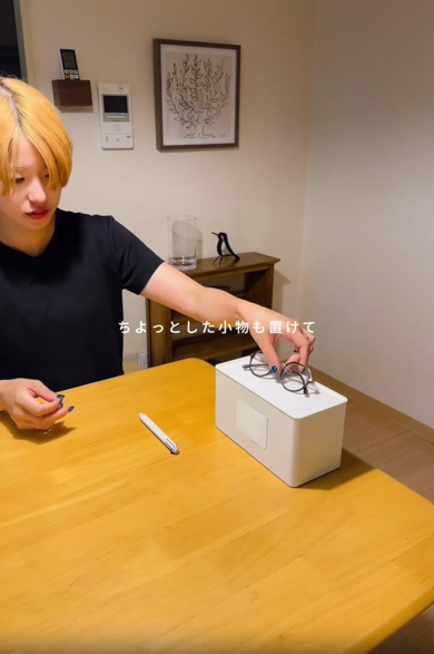 蓋はトレー状になっているため小物置きに最適