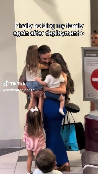 パパを出迎える家族