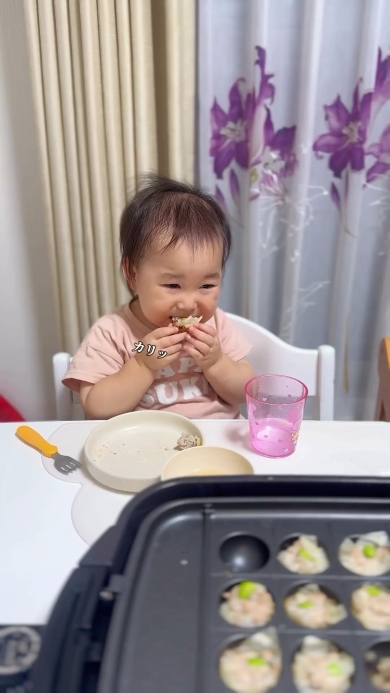 しゅうまいをカリッと音を鳴らし食べるかこちゃん