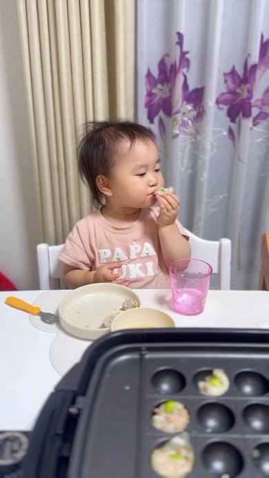 しゅうまいを食べるかこちゃん