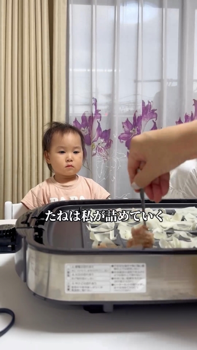 しゅうまいのタネを詰めていく