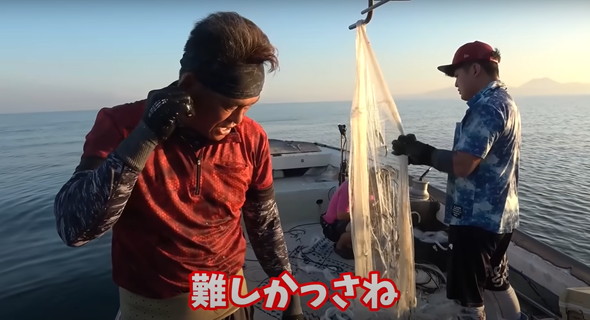 高級魚の大群に船から投網を打つ