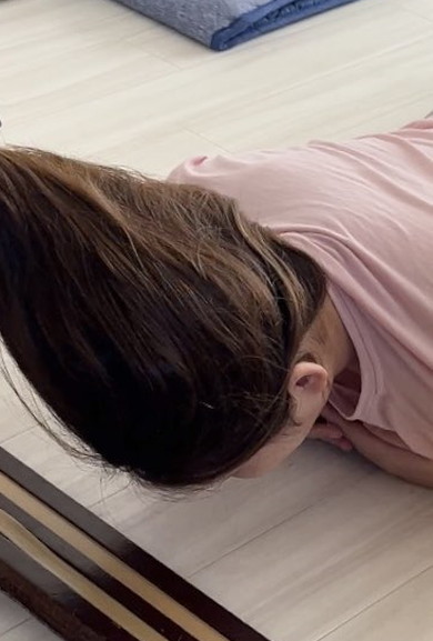 ヘアゴムを取られる女性