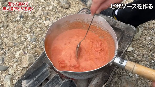 海鮮ピザに使うソースをその場で作る漁師