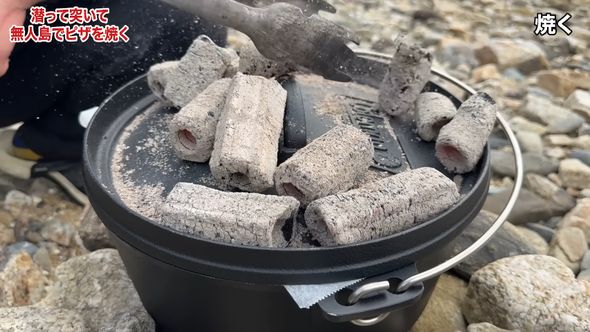 加熱したスキレットの中に海鮮ピザを入れて焼く