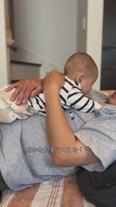 抱っこされている赤ちゃん