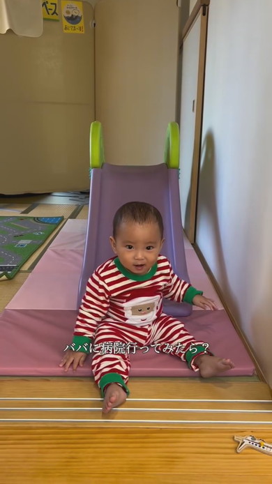 遊んでいる赤ちゃん