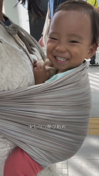 抱っこされている1歳の男の子