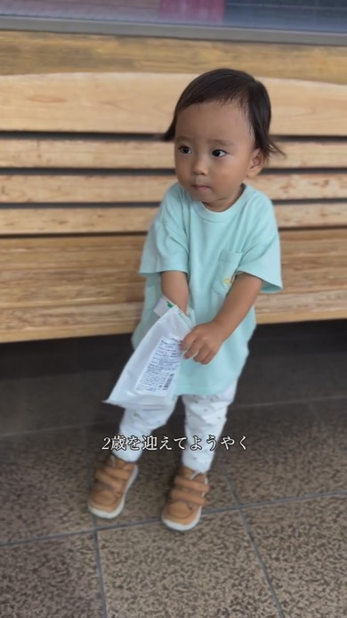 立っている1歳の男の子