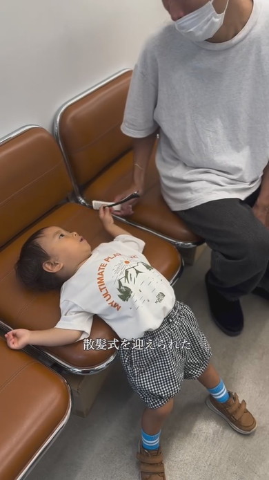 散髪式前の2歳の男の子