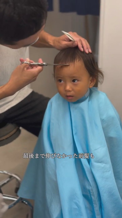 散髪中の2歳の男の子