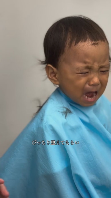 散髪中の2歳の男の子
