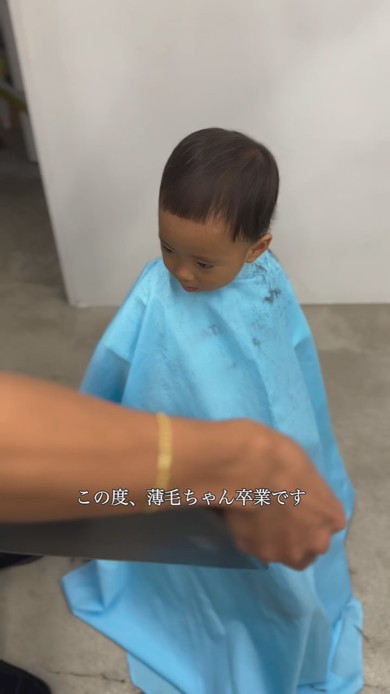 散髪中の2歳の男の子
