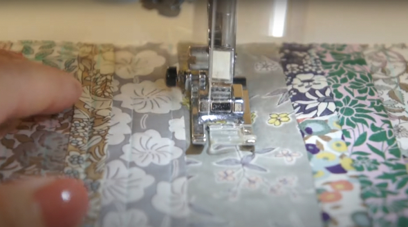 ハギレをキルト芯と一緒に縫います