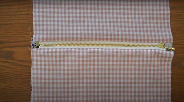 裏布も縫い付けます