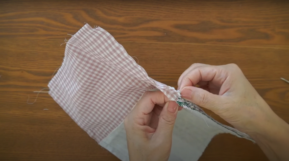 返し口を残しながら周りを縫います