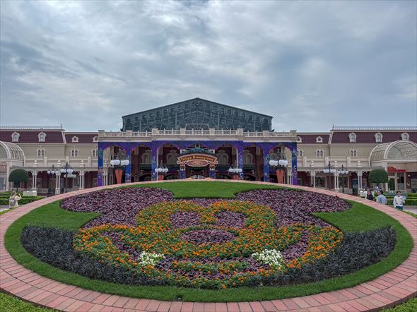 エントランスの花壇はバンパイアミッキーに