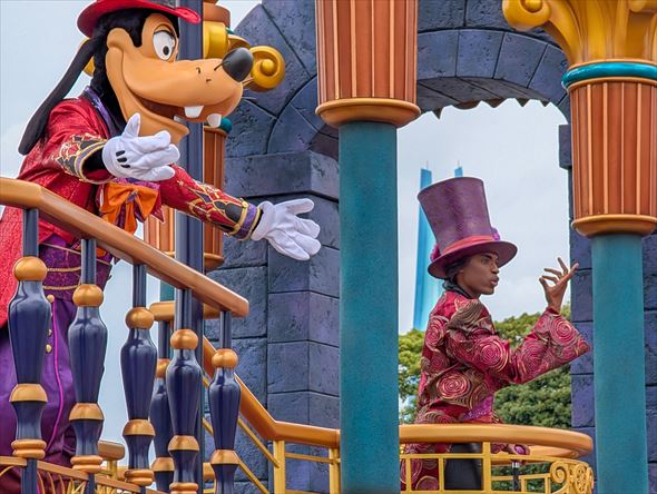 東京ディズニーリゾート初登場、ドクター・ファシリエはパレードが始まる前のアナウンスも担当しています