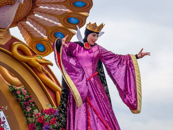 元祖ディズニーヴィランズ、女王の美しい姿も拝見できます